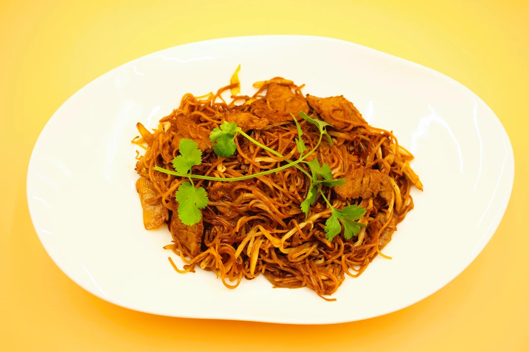 Nouilles sautées aux crevettes OU poulet OU boeuf