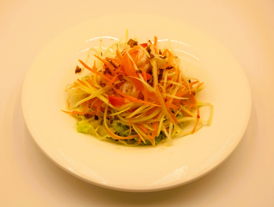 Salade de papaye aux crevettes et basilic